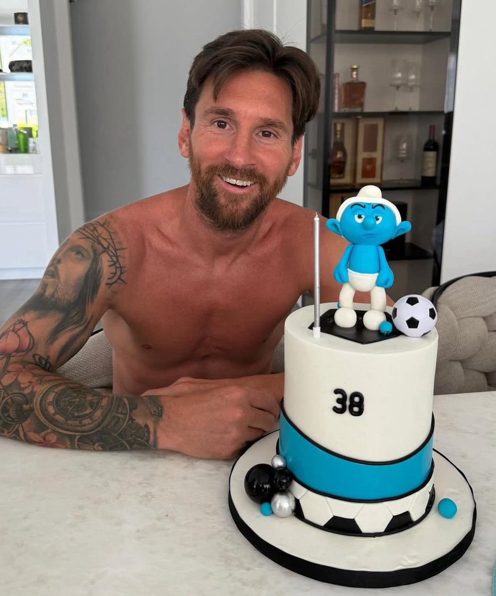 AtaqueFutbolero's tweet photo. “Feliz cumple, viejito Gruñón”.

De Antonela para Lionel. 😅🎂 https://t.co/UTXpq1VboG