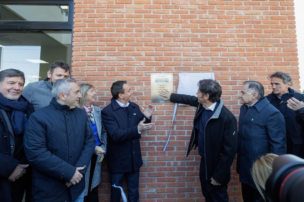 CrisAlvarezRod's tweet photo. Inauguramos junto a @Kicillofok y @Andreswatsonok la Casa de la Provincia en #FlorencioVarela.

Un edificio moderno y accesible que beneficia a 5️⃣0️⃣0️⃣mil vecinos que ahora van a poder hacer sus trámites provinciales en un solo lugar, ahorrando tiempo y dinero en viajes. https://t.co/4GlzWbNJlC