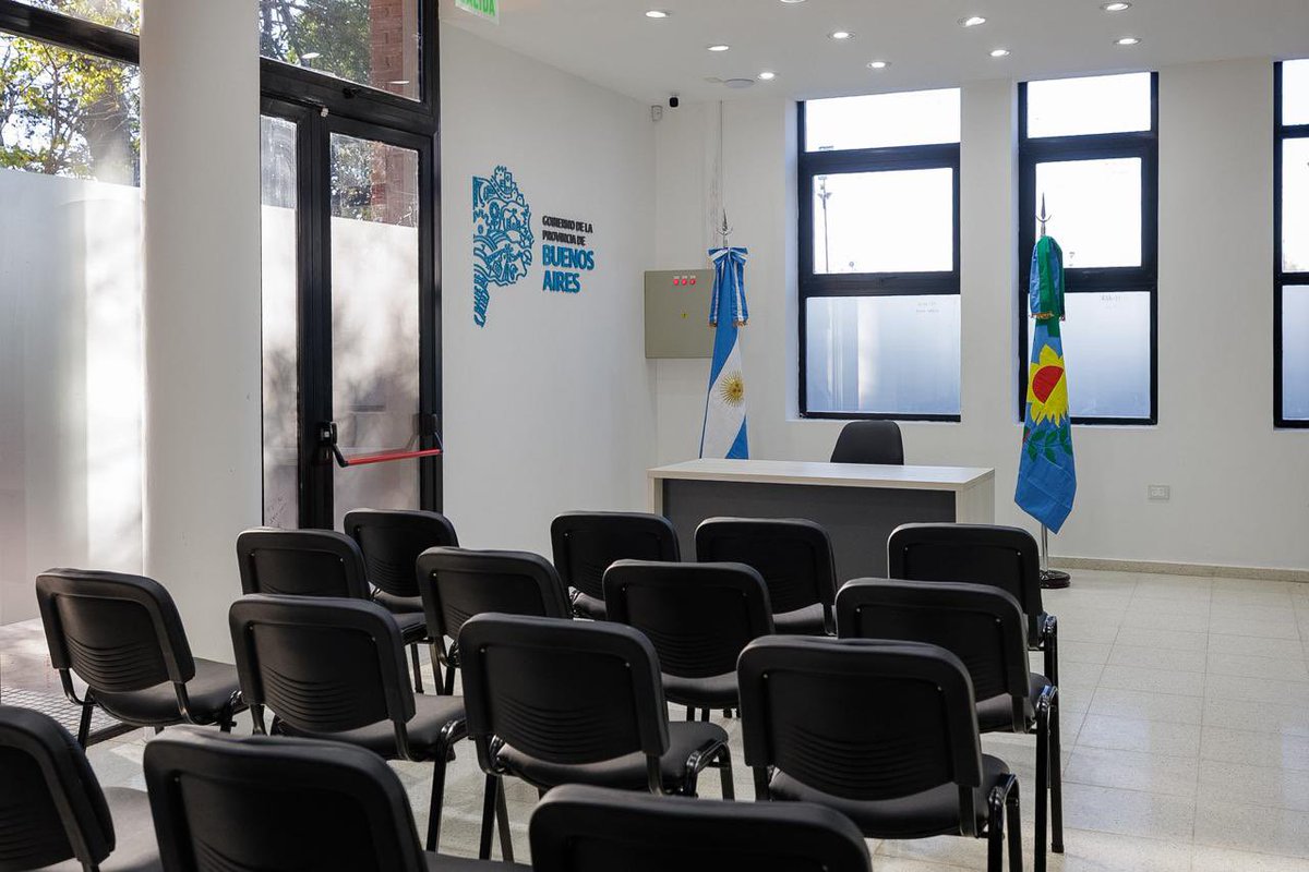 CrisAlvarezRod's tweet photo. Además, firmamos un convenio con el @bancoprovincia para incorporar en la Casa una nueva terminal de Provincia NET Pagos, para que también puedan abonar acá los impuestos y servicios.

Ya tenemos 1️⃣5️⃣Casas de la Provincia en funcionamiento. Con un Estado presente que invierte en obra pública y resuelve problemas, en la PBA hay alternativa al gobierno de ajuste de Milei.