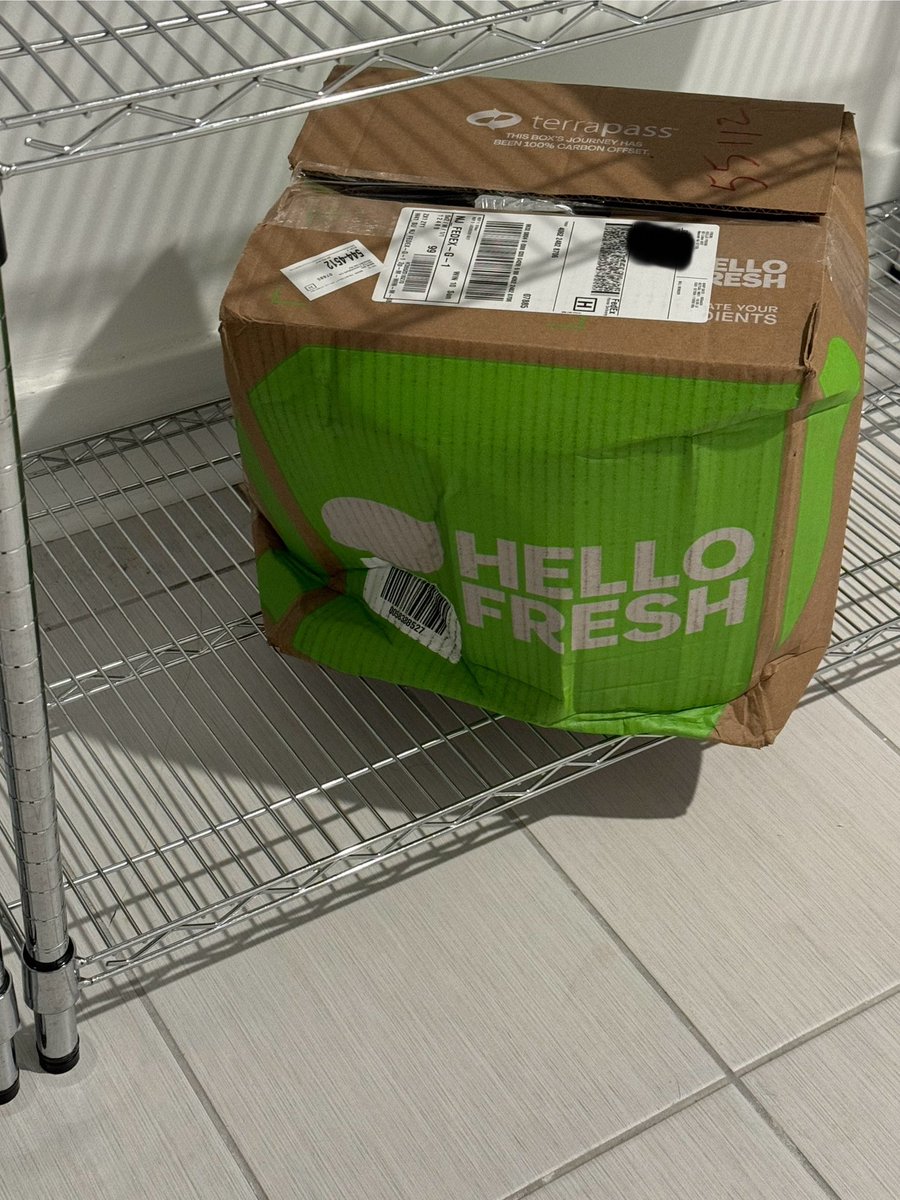 SocialMediaMob's tweet photo. @HelloFresh I am tired of receiving destroyed #hellofresh food boxes every week.  The boxes are always handled carelessly, resulting in me receiving opened boxes, punctured cold packs leaking all over the food. My neighbors boxes are always in great shape. Enough! What gives? https://t.co/dmNT3CnIhr