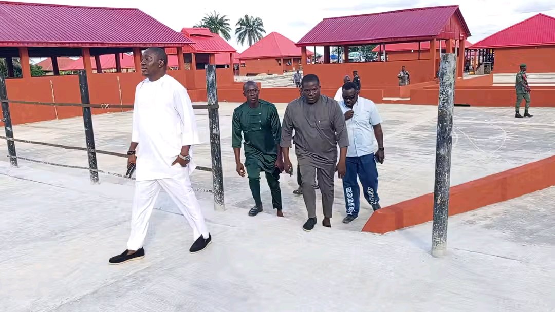 Warri North LG....
LG Chairman inspected some of his projects.
📸 Daibo Philip on Facebook.
😂😂 Side note my councillor is the one wearing yellow.