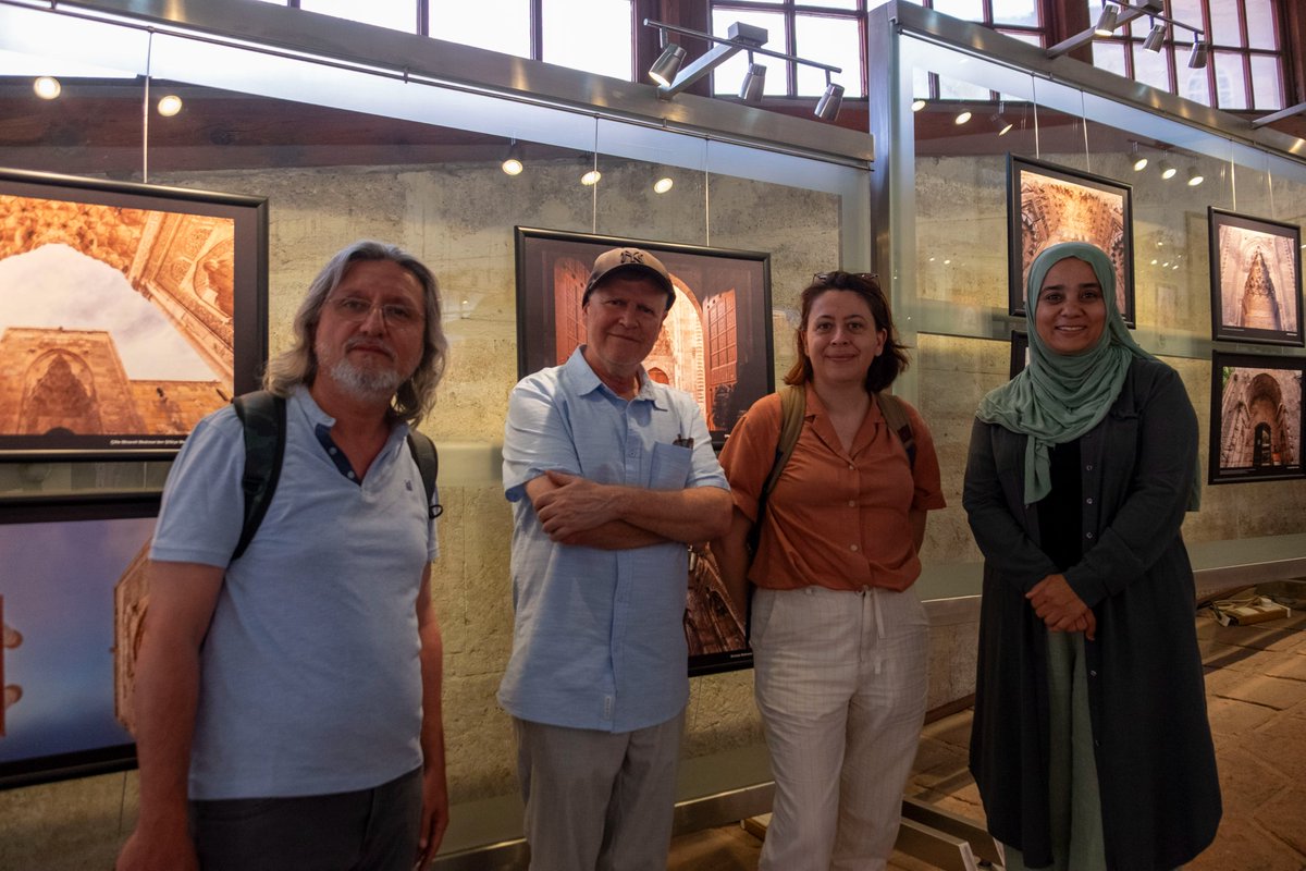 Sergiyi gezip, <a href="/gezginvizor/">Ayşegül Kurt</a> Ayşegül Hanımla tanışmanızı öneririm. Eline, emeğine sağlık, harika fotoğraflarla çok güzel bir sergi hazırlamış. Eğer benim kadar şanslı olabilirseniz <a href="/Eskidar1/">Sinan Yılmaz</a> Sinan Yılmaz Hoca ile de tanışıp sohbet edebilirsiniz.