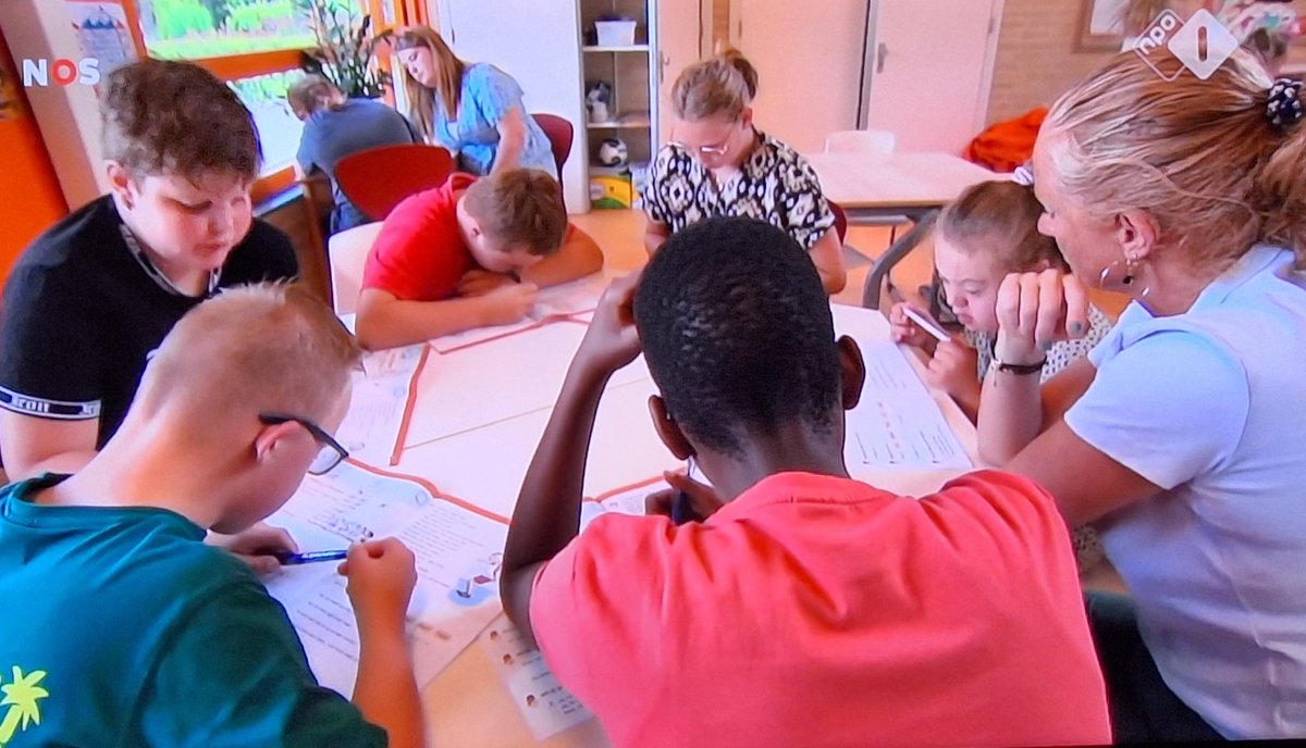 paulavanmanen's tweet image. Het speciaal onderwijs groeit nog steeds, hoor ik net in het NOS-journaal.
Wie had anders verwacht??? In de vaak grote groepen op reguliere scholen kan de leerkracht onmogelijk alle leerlingen bedienen.
Het speciaal onderwijs is een zegen en inclusief onderwijs is onrealistisch.