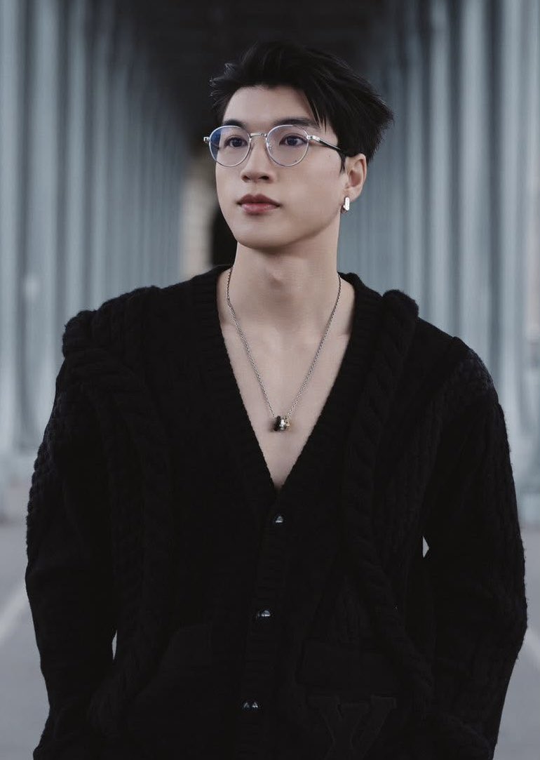 _embieiu's tweet photo. thấy HIEUTHUHAI mặc đồ Louis Vuitton đẹp quá, t chạy quanh nhà 3 vòng rồi mới ngồi xuống lại 🏃‍♀️🏠

HIEUTHUHAI in Paris for LVMenSS26
#HIEUTHUHAIxLVMenSS26 https://t.co/gkHkznquSS