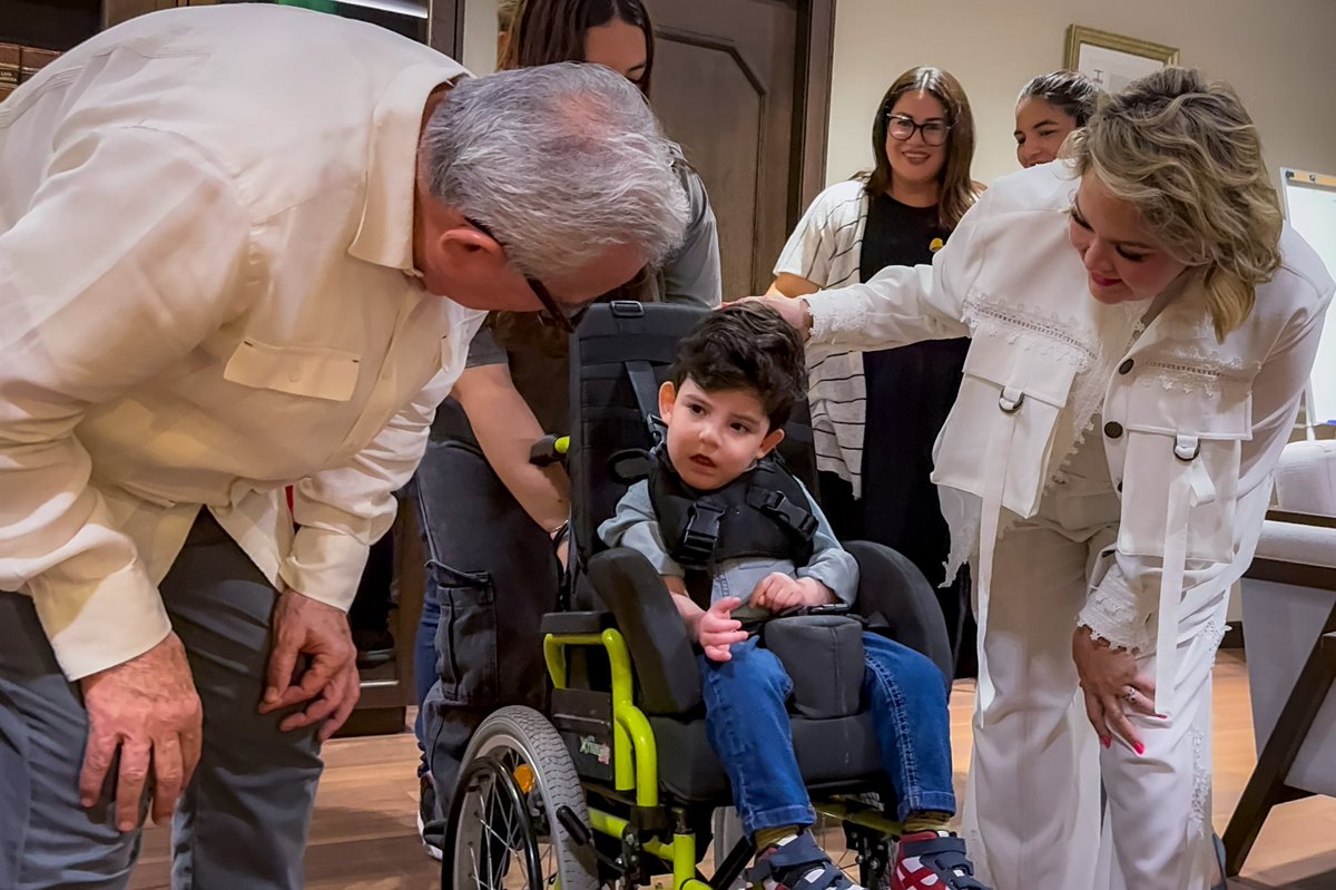 Mateo y Matías son dos hermanitos sinaloenses que nos enseñan cada día el verdadero valor de la fortaleza y el amor.
Ambos son atendidos en el <a href="/CRITSinaloa/">CRIT Sinaloa</a>, en Mazatlán, donde su familia es ejemplo de entrega y esperanza.

Hoy, de sorpresa, tuve el gusto de recibirlos en mi