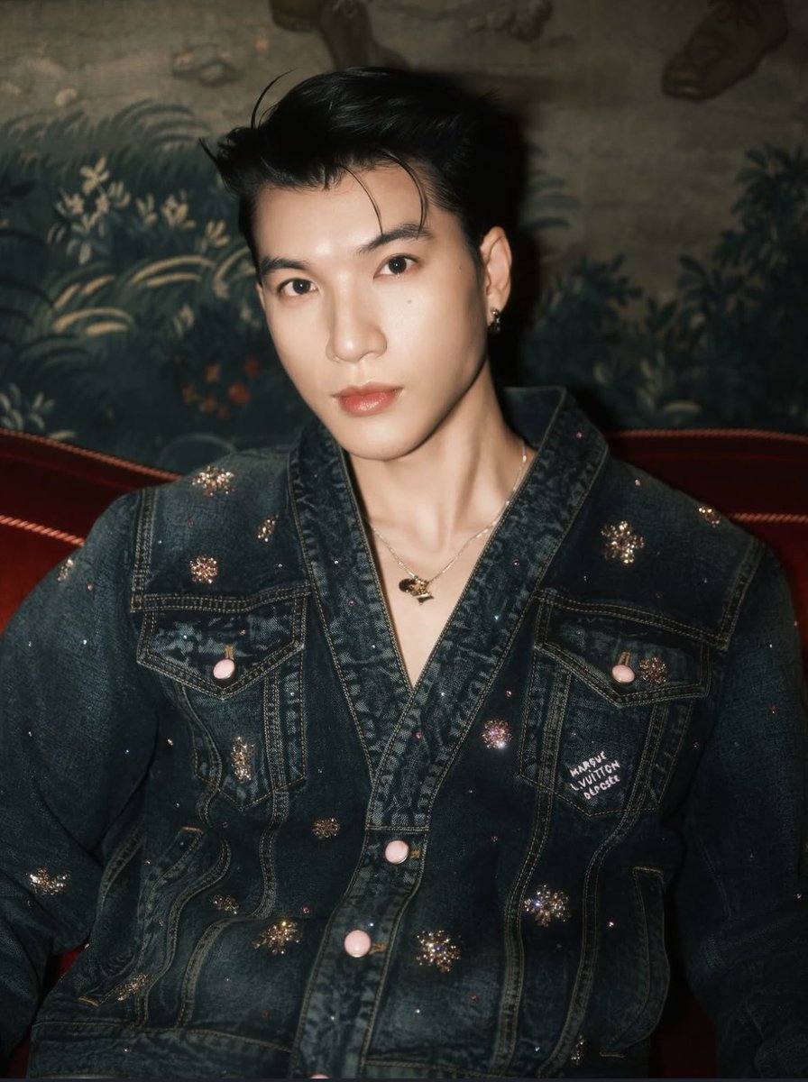 hwank0908's tweet photo. #HIEUTHUHAIxLVMenSS26

@louisvuitton
HIEUTHUHAI in Paris for LVMenSS26
#HIEUTHUHAIxLVMenSS26

Vêtu de Louis Vuitton, immobile dans une pièce où les murs murmurent des histoires d’art et de temps.
Paris révèle l’élégance, et LV s’assure que tu la portes comme une seconde peau. https://t.co/4XWXZM8uJL