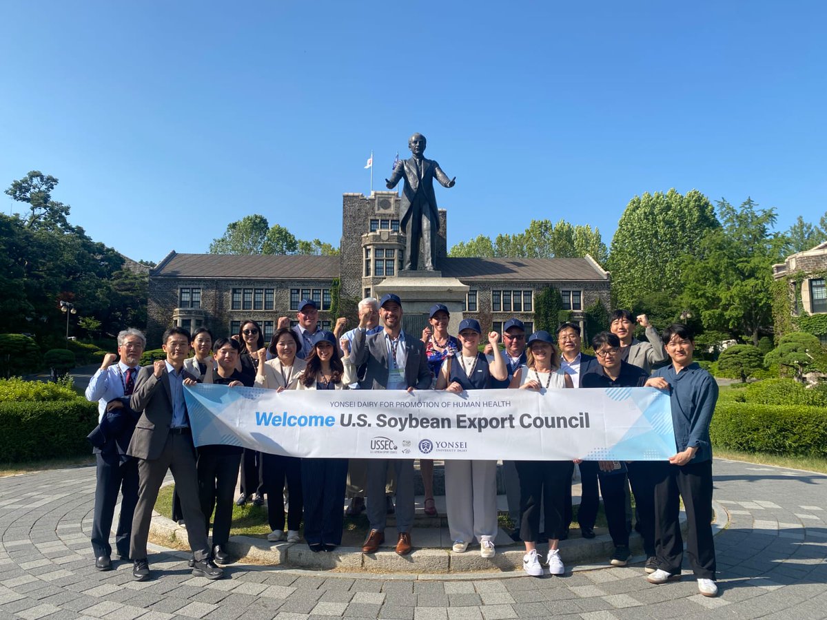 INSoybean's tweet image. ISA Board Member and farmer, Chris Eck, traveled to South Korea to engage with the food and skincare markets and share the story of Indiana soybeans and high oleic oil.
@USSEC @ussoy
#indianasoybeans #koreanskincare #higholeicsoybean #soycheckoff