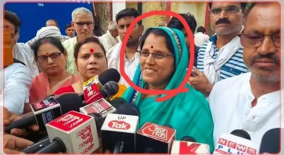 छेड़े जाने पर भी इतनी खुश क्यों हैं देवी जी..??