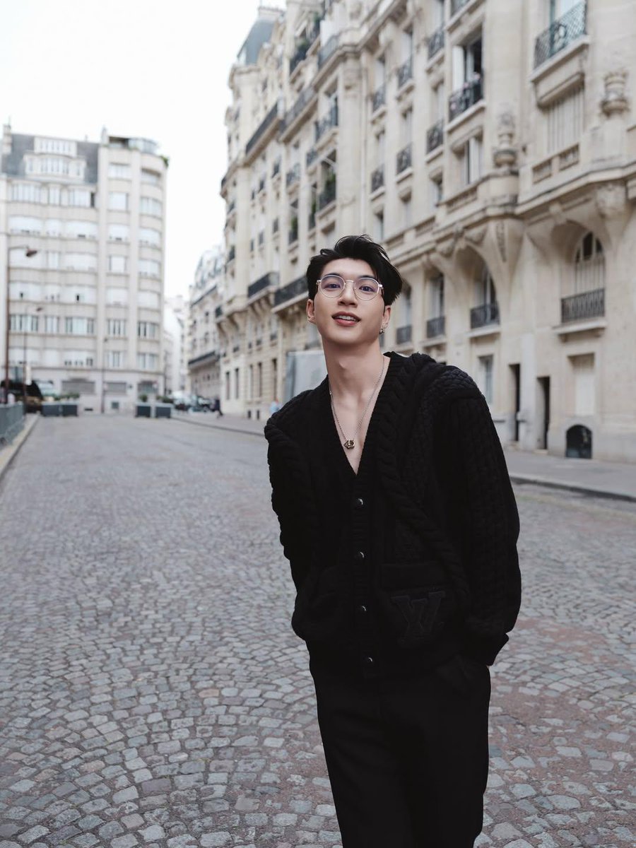 Erallynnn217's tweet photo. Vietnam in the building 🇻🇳🔥
Louis V không phải V-pop, nhưng anh cân cả hai
@louisvuitton
HIEUTHUHAI in Paris for LVMenSS26
#HIEUTHUHAIxLVMenSS26 https://t.co/5YEQ9frUdF