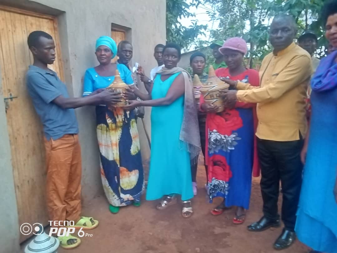 sector_murama's tweet photo. Mu kwitegura umunsi mukuru wo kwibohora ku nshuro ya 31,mu murenge wa Murama, abaturage batishoboye bubakiwe amazu mu mwaka 2024-2025 bayashyikirijwe k'umugaragaro.Abaturage barashimira Leta yabahaye amacumbi.@KayonzaDistrict @RwandaEast https://t.co/MGmJTCCLE2