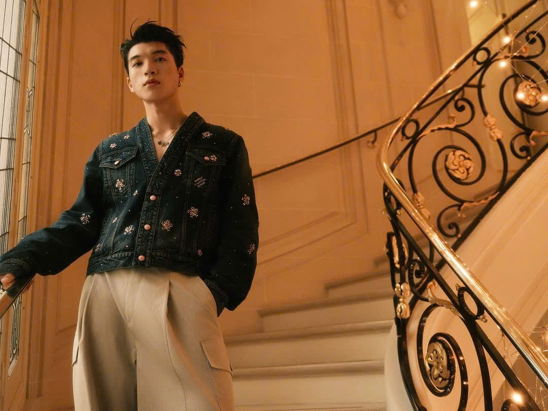 GiveHieuAHug's tweet photo. Sharp lines. Subtle tones. HIEUTHUHAI x Louis Vuitton — a match in quiet luxury @LouisVuitton 

HIEUTHUHAI in Paris for LVMenSS26 #HIEUTHUHAIxLVMenSS26 https://t.co/ay1Y2N9UW2