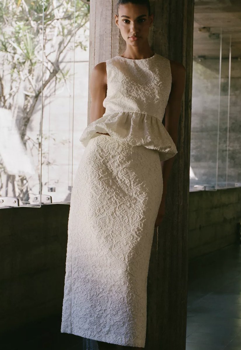 Que estoy pensando yo que no sé si alguna tiene pensado casarse en breve, y que digo yo que esto de Zara mañana está a 48 euros. Y que digo yo que con unos buenos complementos es maravilloso para casarse.