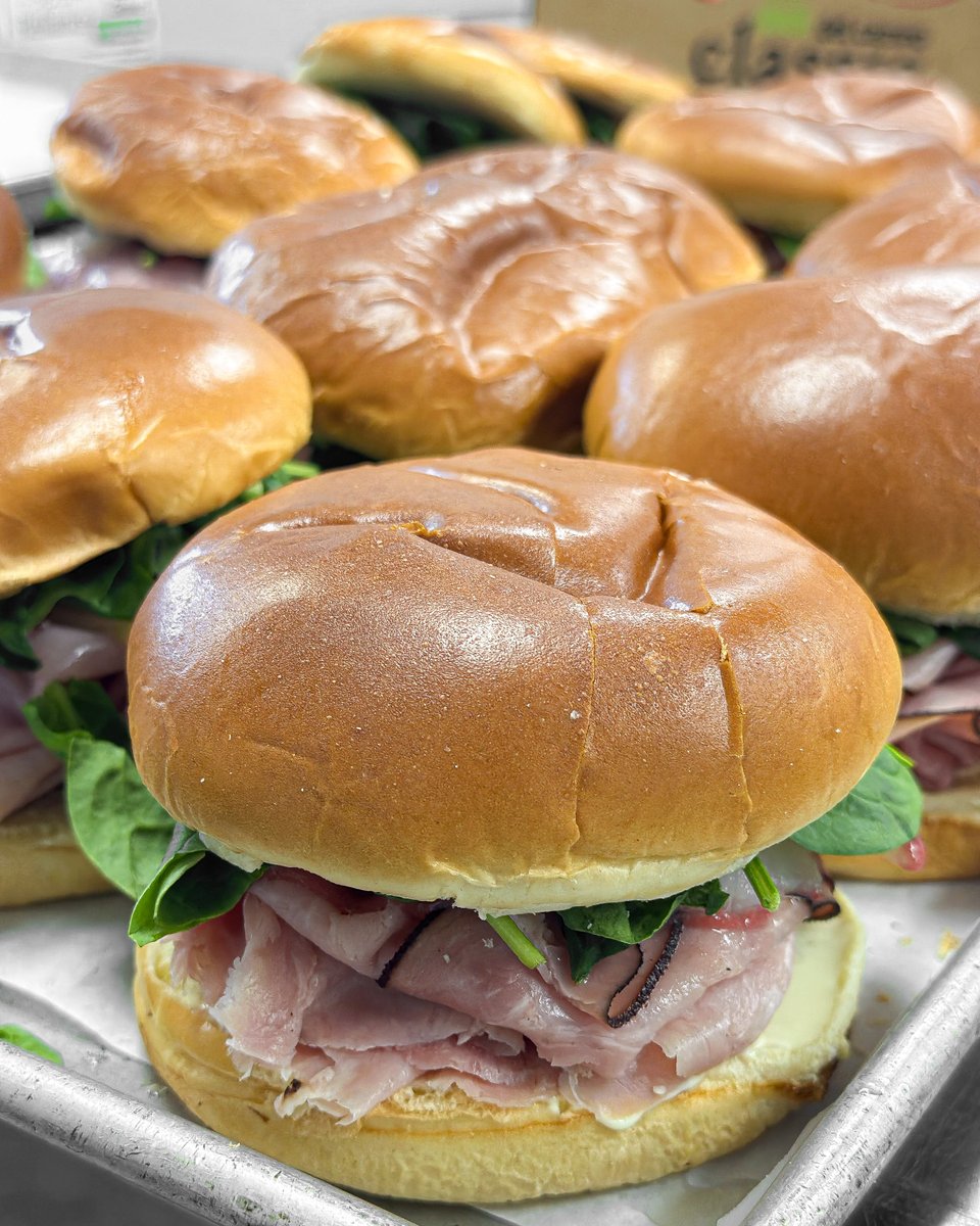 🥪 Say hello to gourmet done right. Our Black Forest Ham sandwich stacks savory ham, brie, anjou pear, spinach &amp; cherry mustard on a buttery brioche roll. 

Crafted with care. Served with purpose. ❤️
#InsideTheBox #TampaCatering #FeedHope #MetropolitanMinistries
