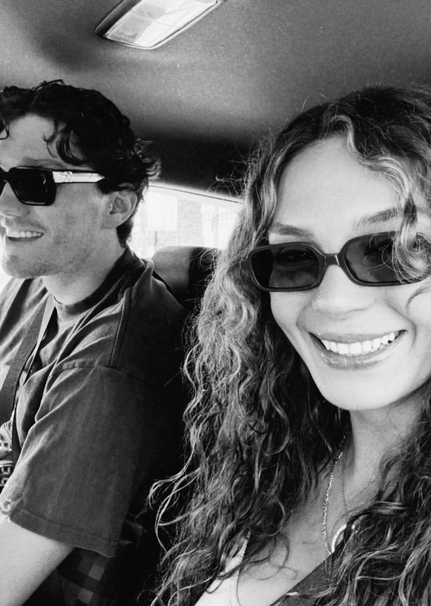 bekleyelim de                       saçımızda 
geçsin yıllar                           çoğalsın kırlar