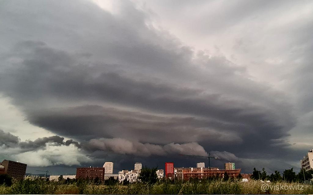 Supercélula al oeste de  #VitoriaGasteiz hace unos minutos 

<a href="/Euskalmet/">Euskalmet</a> <a href="/Arabamet/">Arabamet</a> <a href="/meteodelnorte/">La Meteo del Norte</a>
