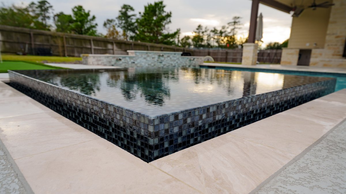 PlatinumPools's tweet image. Relax and rejuvenate with a pool and spa combo! The perfect way to unwind after a long day.

#PoolLife #BackyardGoals #PoolFun #SummerVibes #TexasLiving #Houston #Beaumont