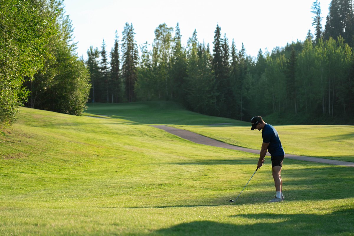 MoveUpPG's tweet image. Long summer days, crisp northern air, and fairways framed by forest—golfing in Prince George is a whole experience. 

#GolfPG #MoveUpPG #NorthernGreens #TeeTimeInPG