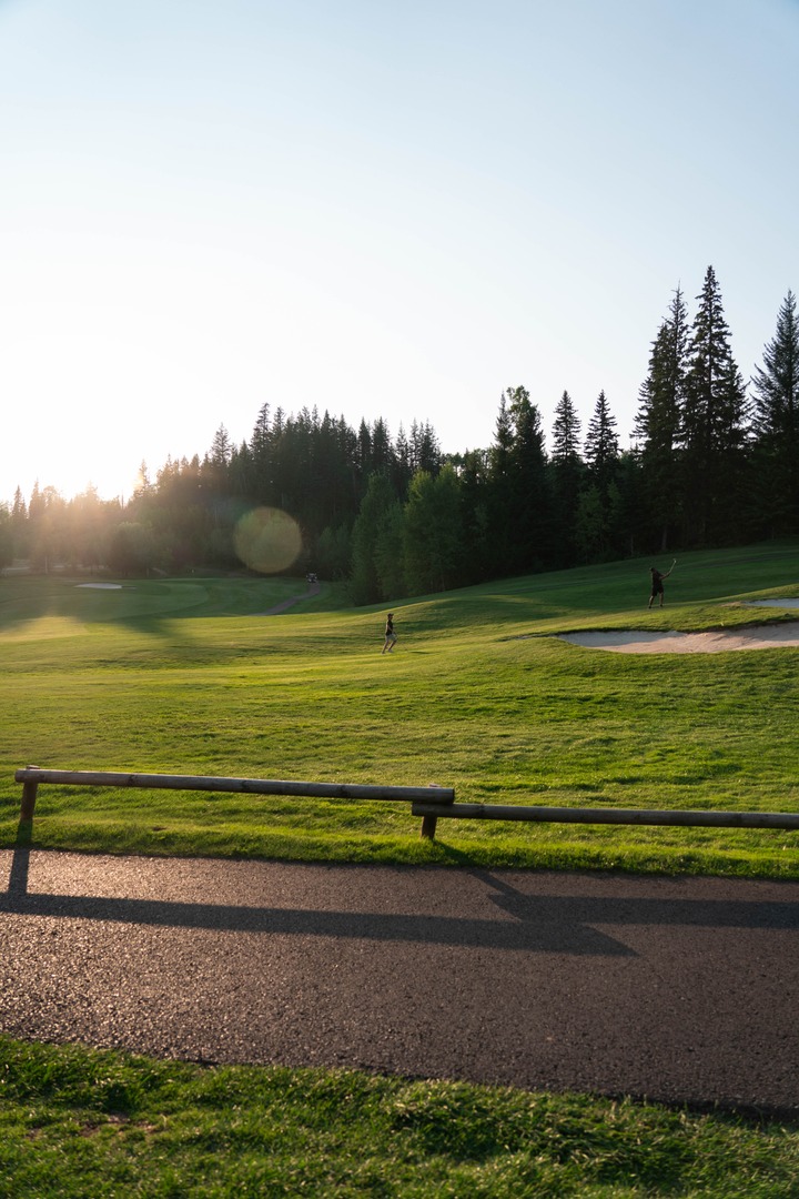 MoveUpPG's tweet image. Long summer days, crisp northern air, and fairways framed by forest—golfing in Prince George is a whole experience. 

#GolfPG #MoveUpPG #NorthernGreens #TeeTimeInPG