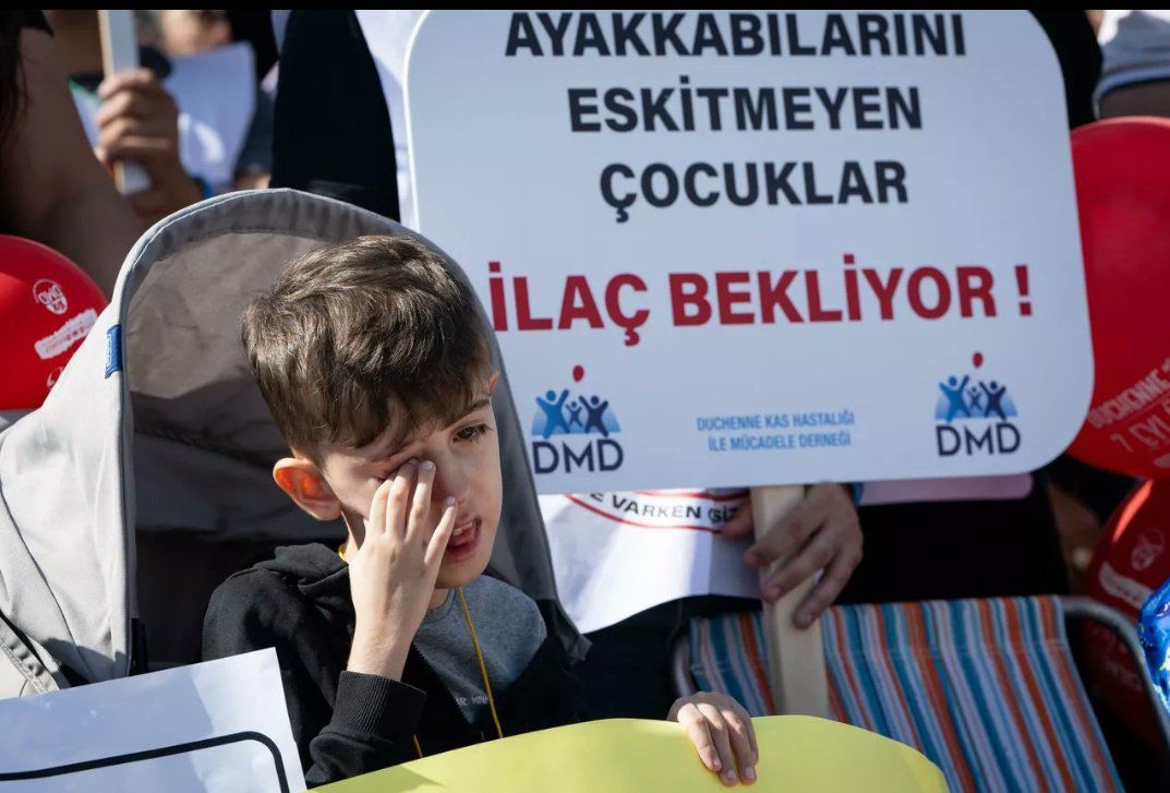 Her akşam 22:00 da #RabiaNazİçinAdalet Diyeceğim, DİYECEĞİZ ❗
👇
DMD Hastası Çocuk İlaçlarına Kavuşmak İstiyor. Yaşamak İstiyorum Diyen Dmd Hastası Çocuklar Destek Bekliyor‼️
👇
#DMDtedaviBekliyor  🎈🧑‍🦽