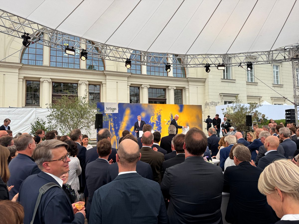 Sommerfest beim BITKOM

der BITKOM wird 25. 2013 sind wir mit embeteco Mitglied geworden und ich war seither eigentlich auf jedem Sommerfest. Schön, einmal im Jahr die Community geballt an einem Ort zusehen