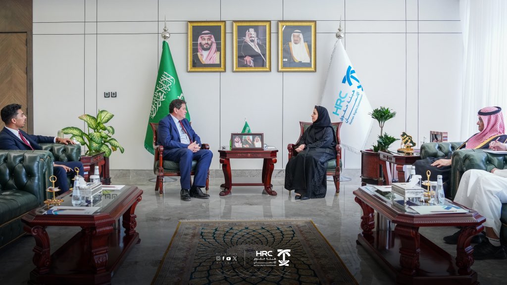HRCSaudi's tweet image. معالي رئيس #هيئة_حقوق_الإنسان د. هلا بنت مزيد التويجري تستقبل في مكتبها بمقر الهيئة اليوم، السفير نيل كرومبتون، وذلك بمناسبة انتهاء فترة عمله سفيراً لبريطانيا لدى المملكة.
استعرض الجانبان مسيرة التعاون في مجال #حقوق_الإنسان بين البلدين، وعدد من الموضوعات ذات الاهتمام المشترك.