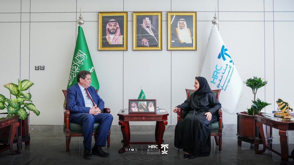 HRCSaudi's tweet image. معالي رئيس #هيئة_حقوق_الإنسان د. هلا بنت مزيد التويجري تستقبل في مكتبها بمقر الهيئة اليوم، السفير نيل كرومبتون، وذلك بمناسبة انتهاء فترة عمله سفيراً لبريطانيا لدى المملكة.
استعرض الجانبان مسيرة التعاون في مجال #حقوق_الإنسان بين البلدين، وعدد من الموضوعات ذات الاهتمام المشترك.