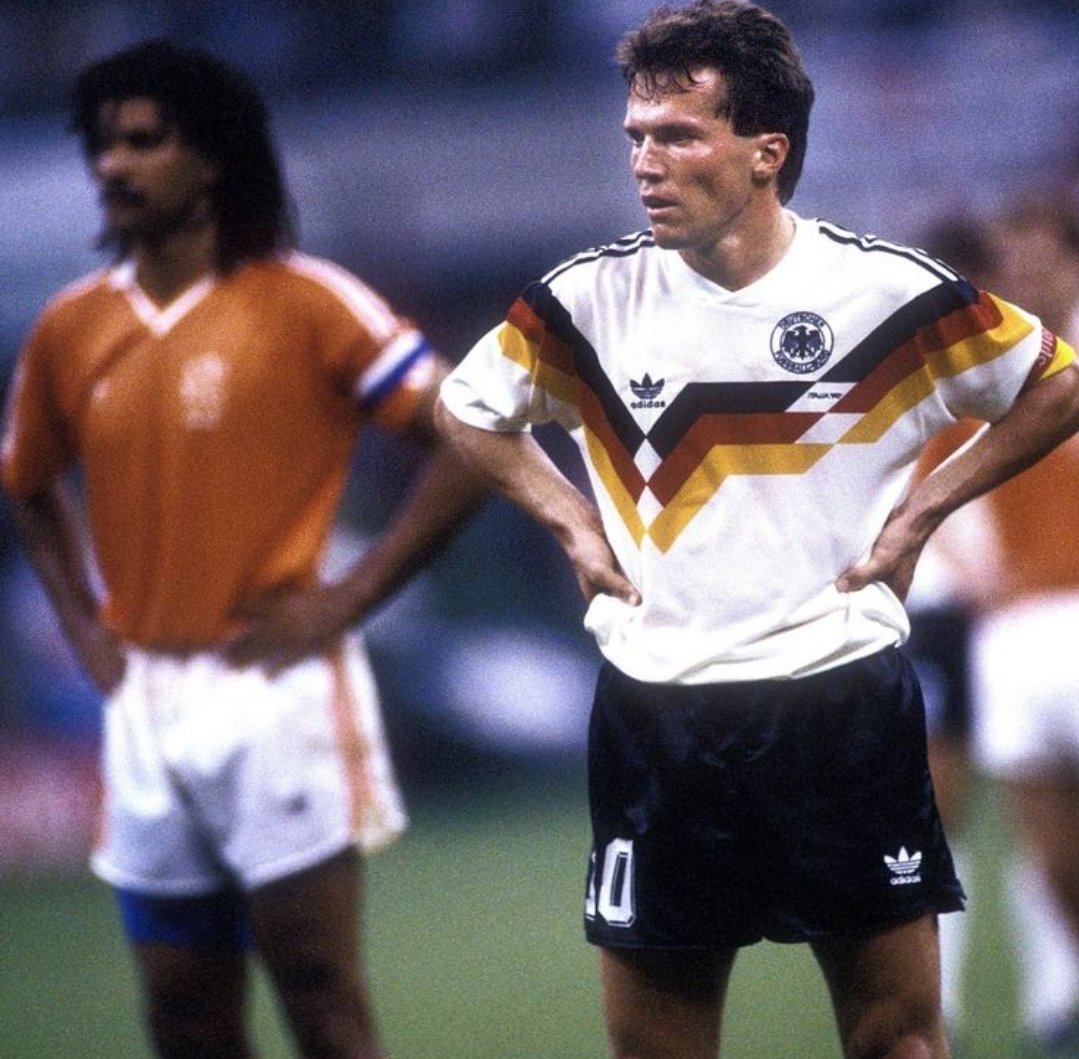 #Italia90
🇩🇪🇳🇱 faltam 0'
Alemanha lidera o grupo D, enquanto Holanda acaba totalmente empatada com Irlanda

É preciso sortear o segundo e o terceiro classificados do grupo F, sai a fava à Holanda (Irlanda joga com Roménia)
