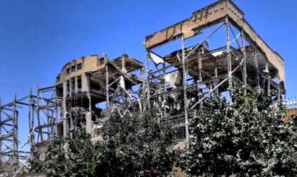 اولین تصویر از ساختمان سازمان اطلاعات فراجا  (پاوا ناجا) بعد از حمله روز گذشته ریزپرنده ها 

پاواناجا یکی از مهره‌های اصلی رژیم برای سرکوب مردم بود. با اینکه خیلیا فقط داشتن اعتراض مسالمت‌آمیز می‌کردن، اما این معاونت با تیم اطلاعاتیش دنبال شناسایی و دستگیری هموطنان بود.