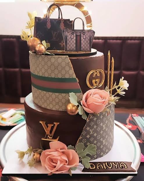 EsDeMamador's tweet photo. El pastel de cumpleaños de Messi // El pastel de cumpleaños de Uriel Antuna https://t.co/9jC1dRzGi3