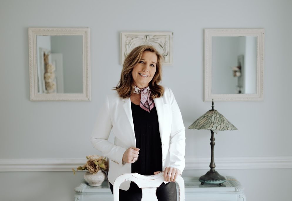 traciewmiles's tweet image. The best proposals don’t just inform.
They inspire.
Learn how to WOW an agent here:
🔗 traciemiles.com/tracie-miles-l…
#QueryLetter #AuthorLife #SummerConference