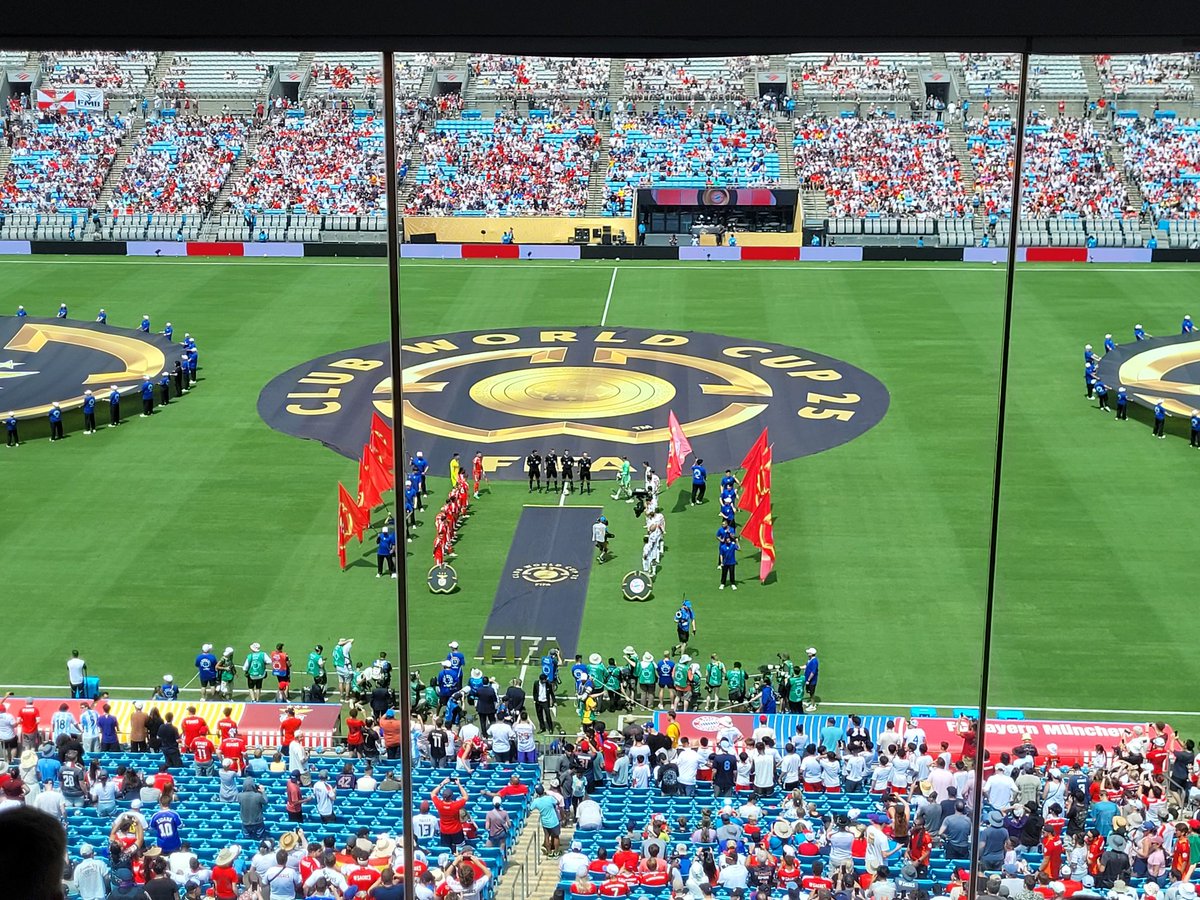 Aus der Pressbox hinter Glas - und zum Glück akklimatisiert. 
Fans? Kommen wegen der Hitze noch aus dem Umlauf (Schatten) auf ihre Plätze. Höchstens 20.000 werden da sein. 
#FCB #FIFAClubWorldCup2025