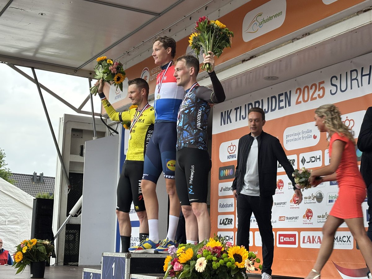Wielercomité (@wielercomite) on Twitter photo Bij de elite mannen prolongeert 🥇<a href="/daanhoole/">Daan Hoole</a> <a href="/LidlTrek/">Lidl-Trek</a> zijn titel met een overtuigende tijdrit.
🥈<a href="/DylanvanBaarle/">Dylan van Baarle</a> <a href="/vismaleaseabike/">Team Visma | Lease a Bike</a>
🥉<a href="/AxelTuuk/">Axel Van Der Tuuk</a> <a href="/metecct/">Metec-SOLARWATT CT p/b Mantel.com</a>
#NKTijdrijden2025 Bij de elite mannen prolongeert 🥇<a href="/daanhoole/">Daan Hoole</a> <a href="/LidlTrek/">Lidl-Trek</a> zijn titel met een overtuigende tijdrit.
🥈<a href="/DylanvanBaarle/">Dylan van Baarle</a> <a href="/vismaleaseabike/">Team Visma | Lease a Bike</a>
🥉<a href="/AxelTuuk/">Axel Van Der Tuuk</a> <a href="/metecct/">Metec-SOLARWATT CT p/b Mantel.com</a>
#NKTijdrijden2025
