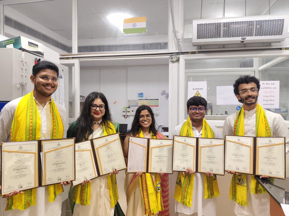 CopperBioGroup's tweet image. 4 BS MS and 1 IPhD student graduated from our lab today.
We extend our heartfelt congratulations to these bright young minds.
Wishing them great success as they embark on their future journey.
@Avi_Majumder_ @AdityaABorkar @saha_baivab @DashTisha and @notsharanya
@iiserkol