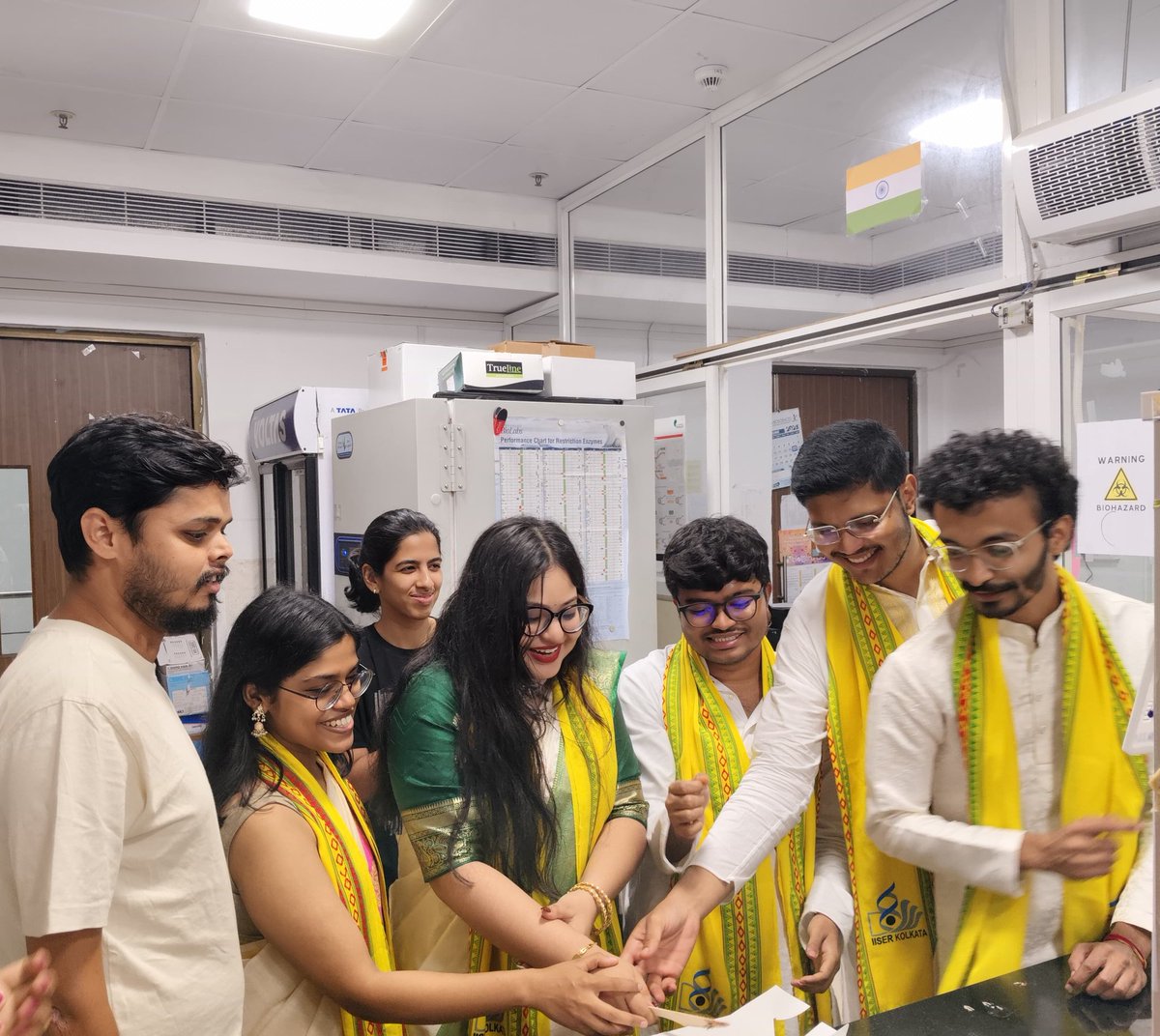CopperBioGroup's tweet image. 4 BS MS and 1 IPhD student graduated from our lab today.
We extend our heartfelt congratulations to these bright young minds.
Wishing them great success as they embark on their future journey.
@Avi_Majumder_ @AdityaABorkar @saha_baivab @DashTisha and @notsharanya
@iiserkol