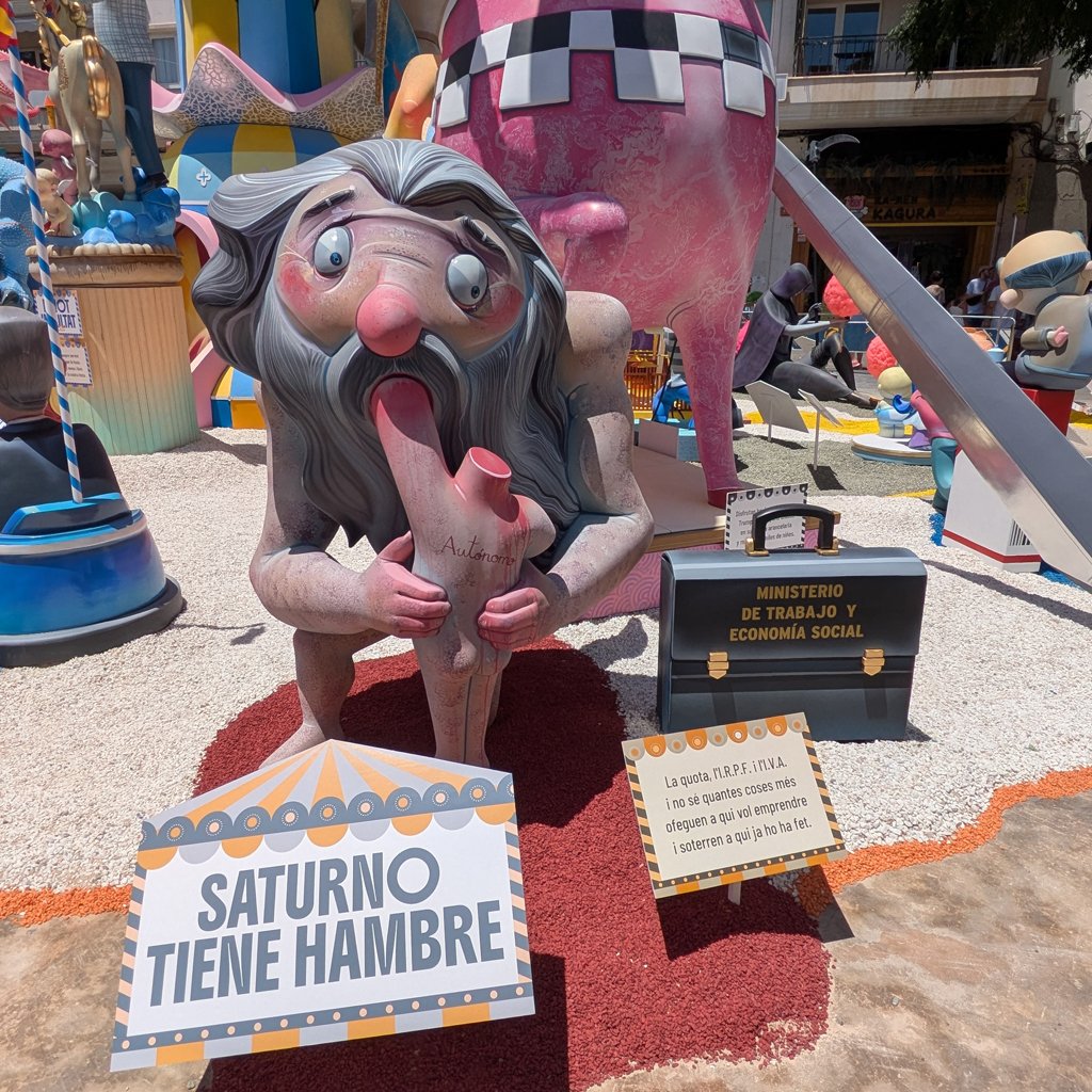 bitsofbas's tweet image. En las Hogueras en Alicante hoy! Esta figura de Saturno devorando un autónomo es el ganador para mi. Me siento identificado.