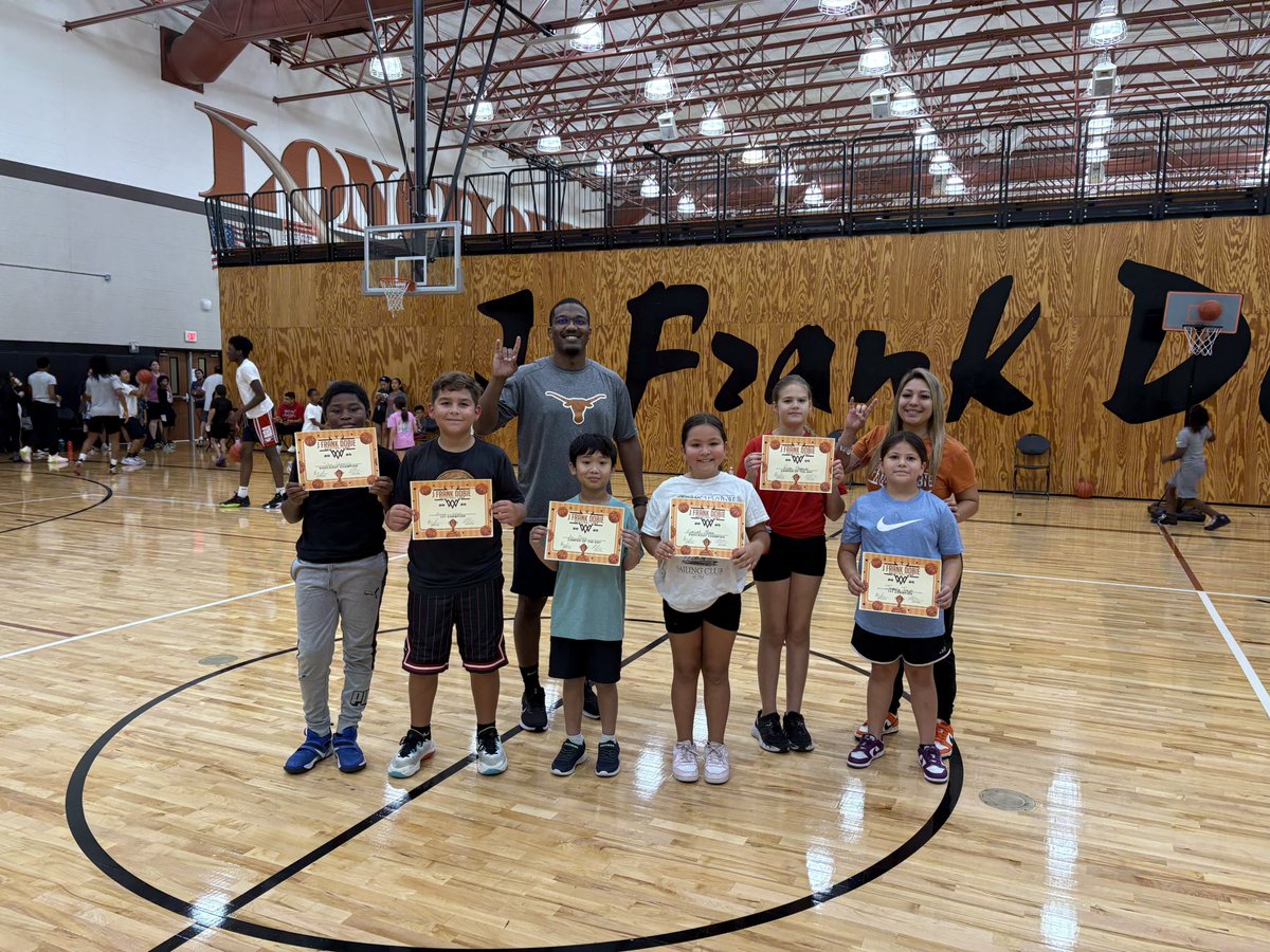 DobieHoops's tweet image. Day 2. The energy was higher, the skills are getting sharpened, and the future is bright! Proud of the effort and growth we’re seeing. #DobiePride #MINDSET