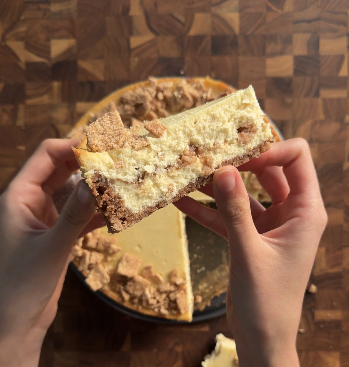 my fav cereal in creamy cheesecake form :3

Cinnamon Toast Crunch cheesecake!!