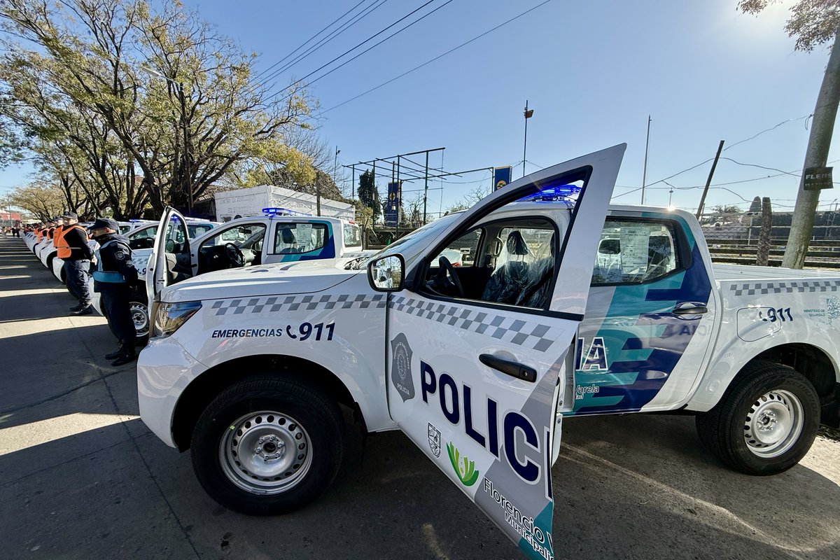 Kicillofok's tweet photo. Entregamos 38 patrulleros y 35 motos policiales en #FlorencioVarela como parte del equipamiento que adquirió el municipio con nuestro Fondo de Seguridad.

Además, incorporamos 90 efectivos a las fuerzas que operan en el distrito y pusimos en funcionamiento nuevas cámaras de seguridad para continuar reforzando la protección en los barrios.

A nosotros nunca nos van a escuchar decir que no tenemos plata: vamos a seguir haciendo un gran esfuerzo para sumar los patrulleros y el equipamiento que nuestra Policía necesita para brindarle más seguridad a los y las bonaerenses.