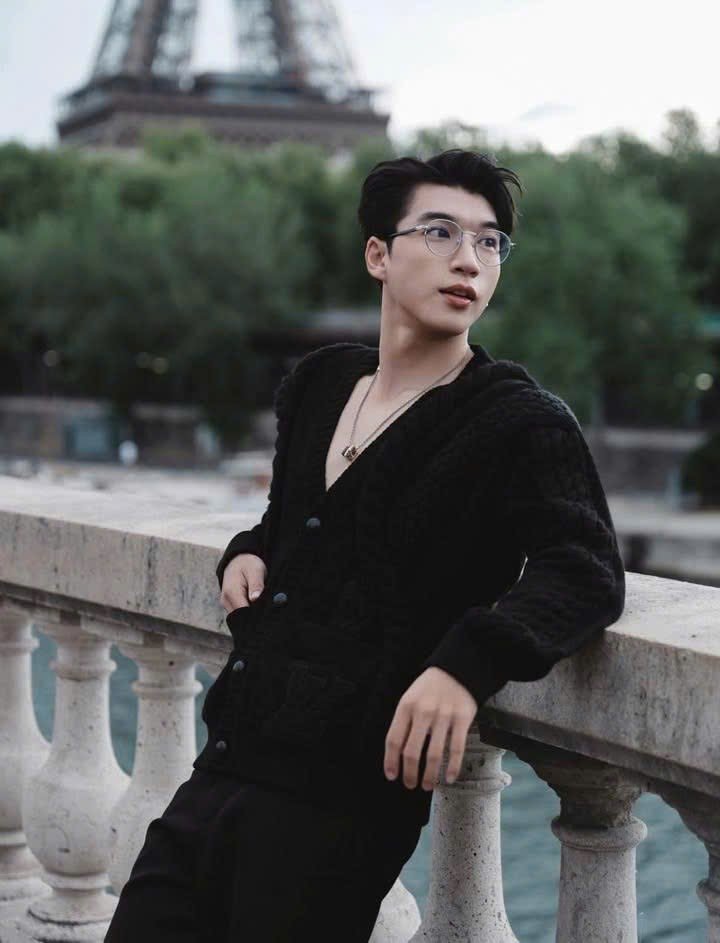 yuhn_04's tweet photo. From his posture to his gaze, HIEUTHUHAI embodies elegance in every thread of Louis Vuitton. @louisvuitton 

#HIEUTHUHAIxLVMenSS26
HIEUTHUHAI in Paris for LVMenSS26 https://t.co/Own1Ttfkav