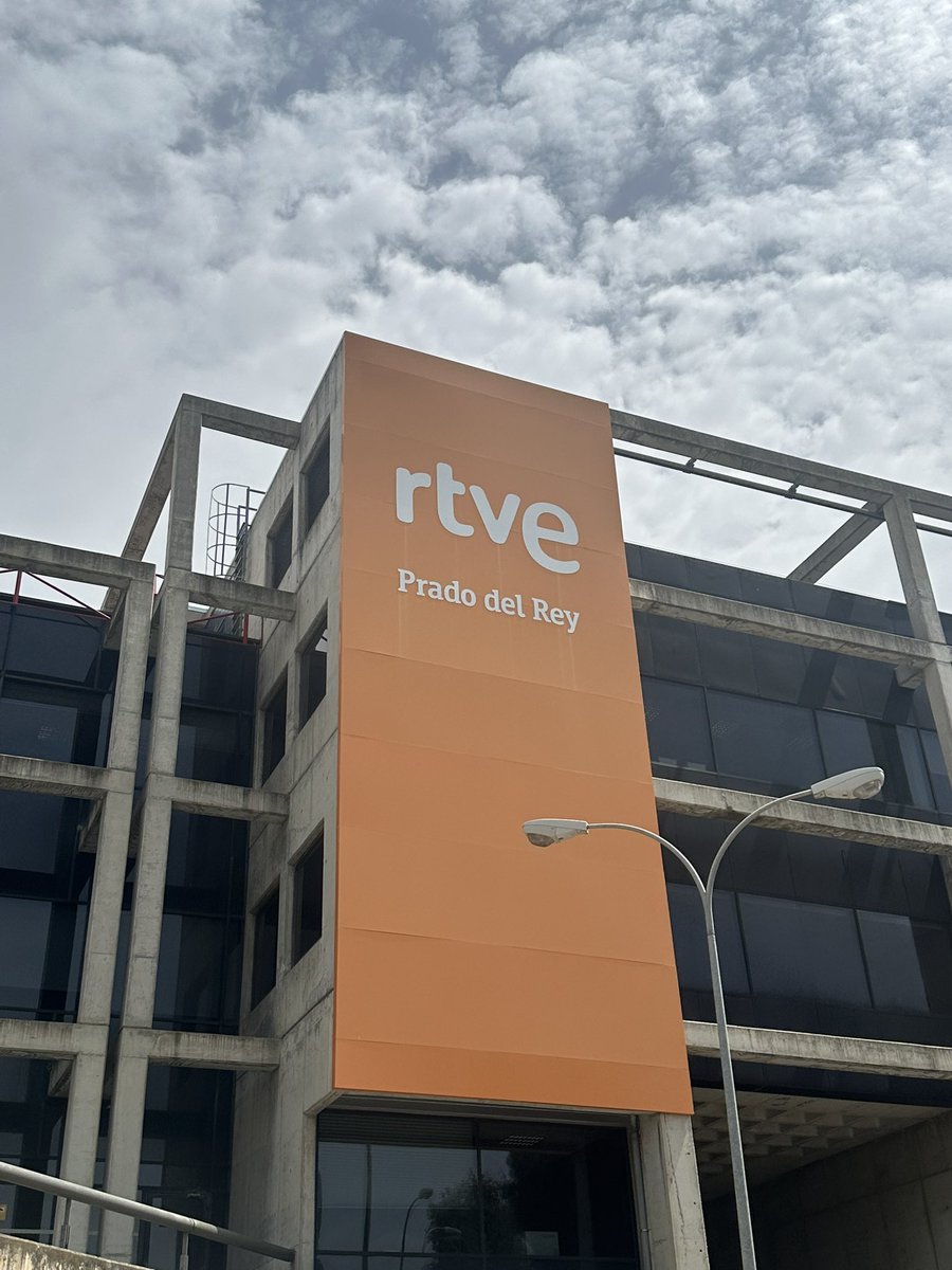 febuma's tweet image. Hoy hemos estado en Prado del Rey, en los estudios de RTVE, donde se ha rubricado el acuerdo para la cátedra de innovación y emprendimiento RTVE-USAL