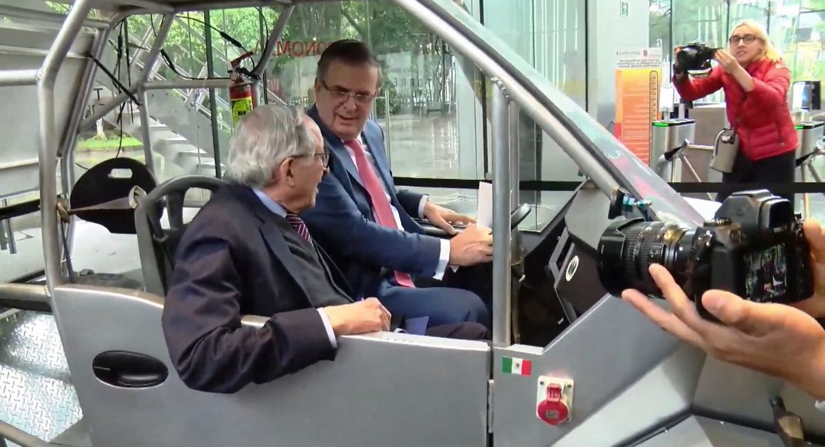 SE_mx's tweet photo. 💡🧠 El secretario @m_ebrard encabeza el evento “Impulsando la creatividad y el futuro de México”, junto a David Kershenobich, secretario de @SSalud_mx, y @SNietoCastillo, titular del @IMPI_Mexico.

🔴 Sintoniza en vivo 👉🏽 https://t.co/09SNTnORit https://t.co/r5r5R7uQZk
