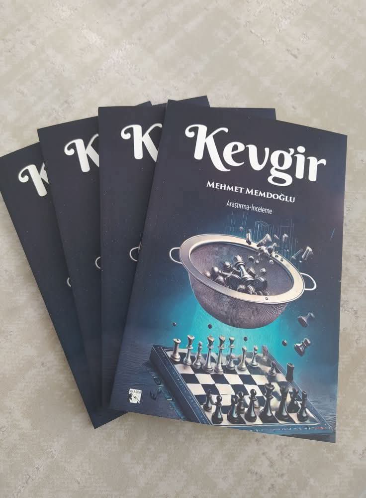 Tarihin tekerrür etme konusu, yıllardır tartışılan ve hâlâ tartışılmakta olan bir konu. Aslına bakılırsa tarih tekerrürden ibaret değildir; tarih zamana not düşer. Yanlışta ve hatada ısrar tekerrürden ibarettir...