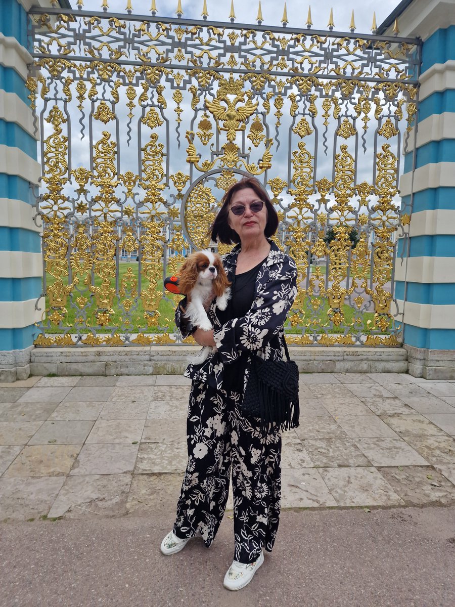 Месяц не могла к вам попасть) у нас все хорошо) вот вам мы на фоне наших достопримечательностей) а то уже забыли наверное))