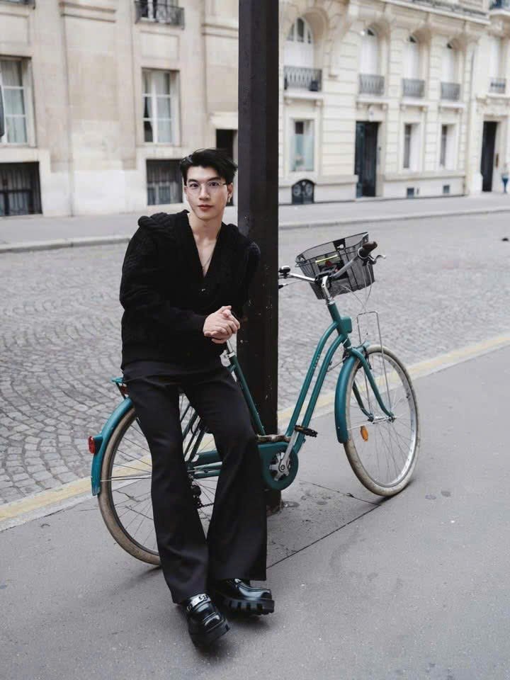 yuhn_04's tweet photo. The fit, the form, the presence — HIEUTHUHAI and Louis Vuitton are a match made in fashion heaven.
@louisvuitton 

#HIEUTHUHAIxLVMenSS26
HIEUTHUHAI in Paris for LVMenSS26 https://t.co/MG6T3MjDc7
