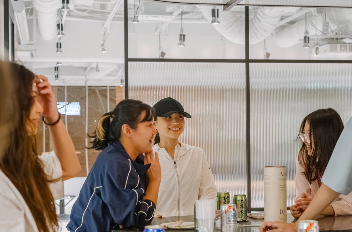 デザイナー・セールス・エンジニア…
職種もチームも年齢も、全部ぜ〜んぶ違うけどオフィスで会えば、あれこれ対話に花が咲く💐
チームを超えたつながりもアトラエらしさの1つ。