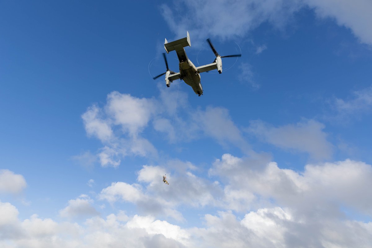 1stMAW_Marines's tweet image. U.S. #Airman with the 31st Rescue Squadron conducted live hoist training from a U.S. #Marine Corps MV-22B Osprey, with Marine Medium Tiltrotor Squadron 262 on @KadenaAirBase, Okinawa, Japan, June 12, 2025.