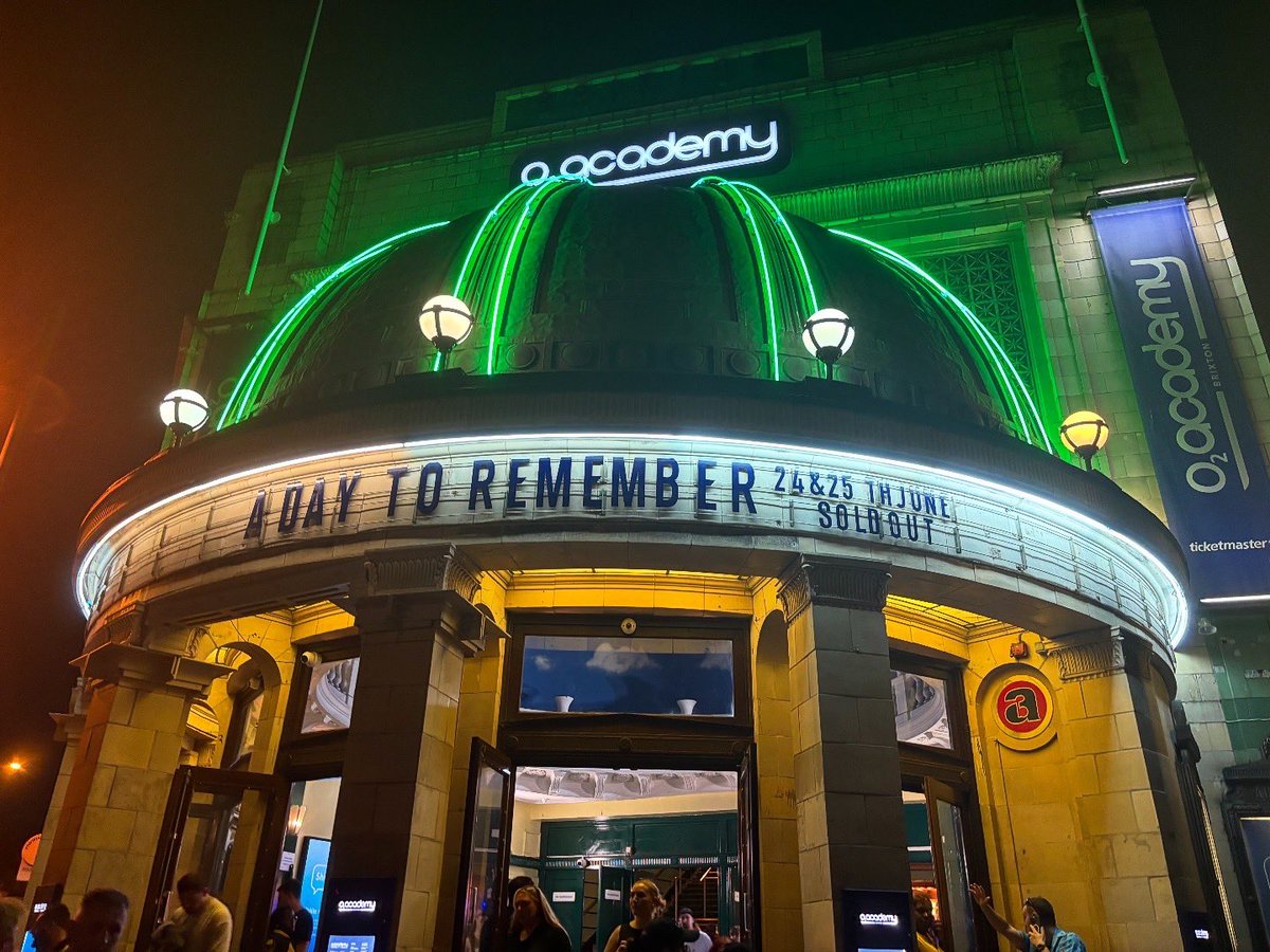 LilDarkFruits's tweet photo. After listening to this band for over a decade I finally got to see #adaytoremember 🙌🙌🙌🤟🤟🤟 https://t.co/WkQ08nUoag