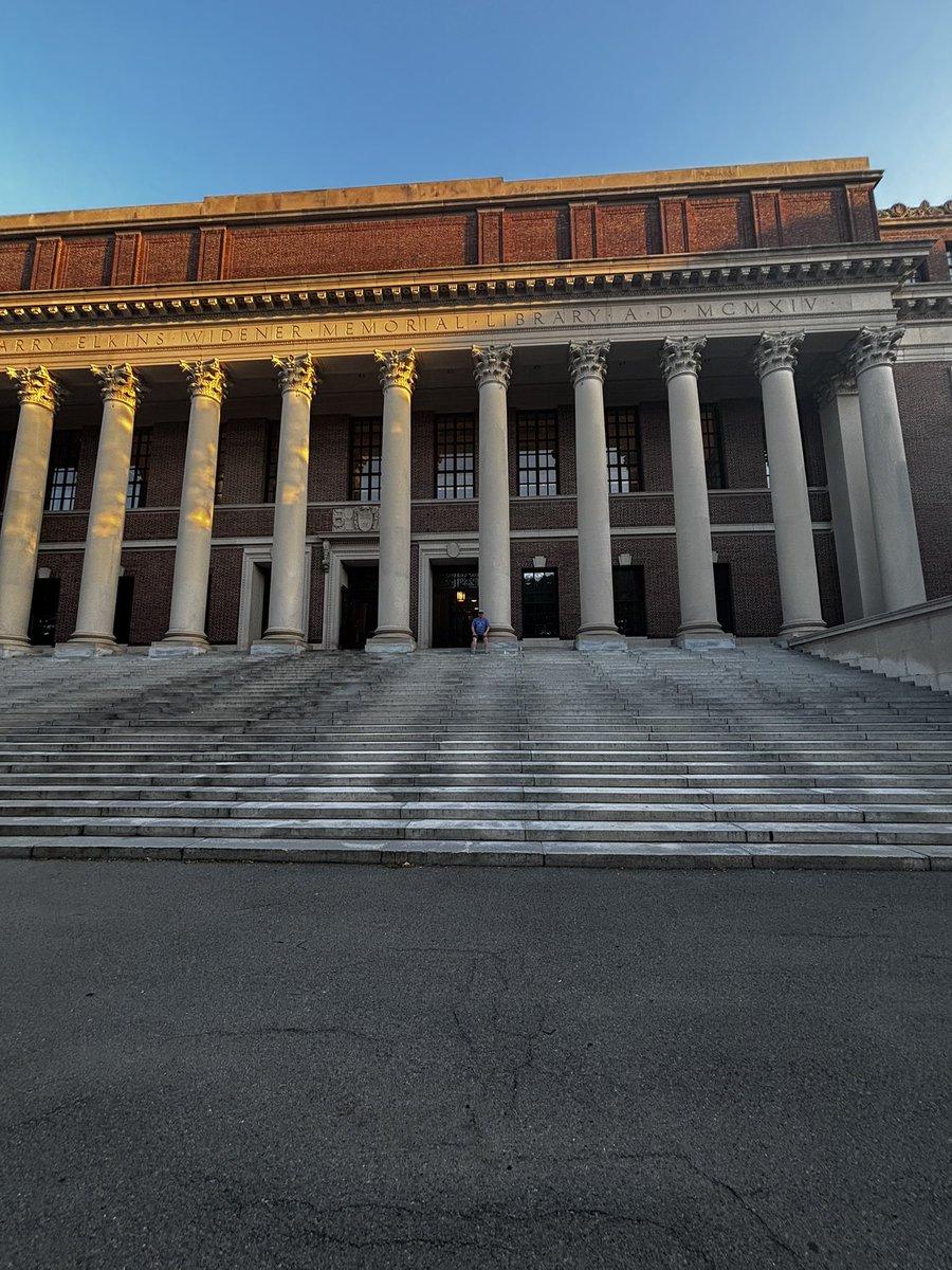 BarnCatHockey's tweet photo. Back at my Alma Mater where I have so many great memories. #Harvard #WidenerLibrary #ThemApples https://t.co/HmkyLhqmv1