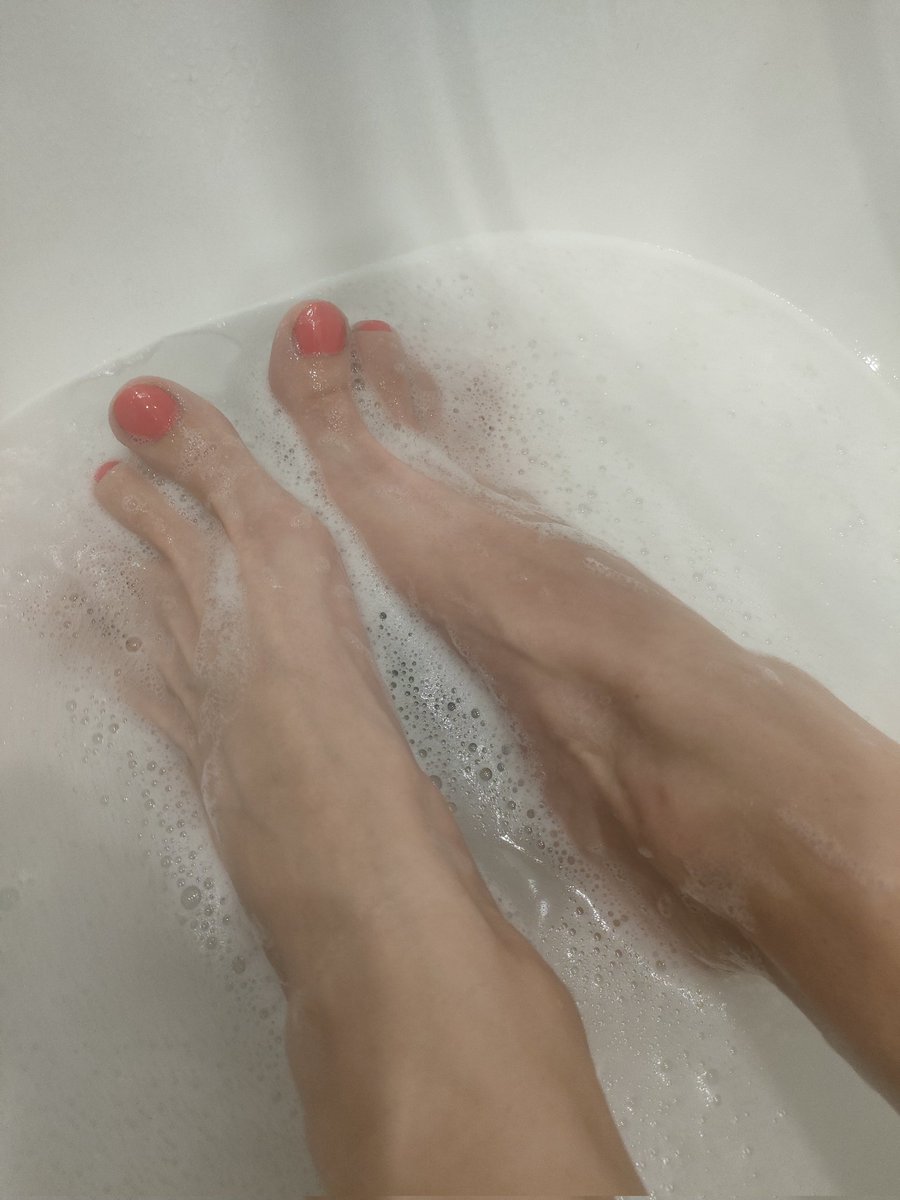AnetRaspberry's tweet image. POV: You're laying under my 183 cm body, worshiping my soles 👣  
No face. Just feet. Just your place.

DM me for custom foot content 🎥  
#FootFetish #Giantess #Femdom #Faceless #Soles