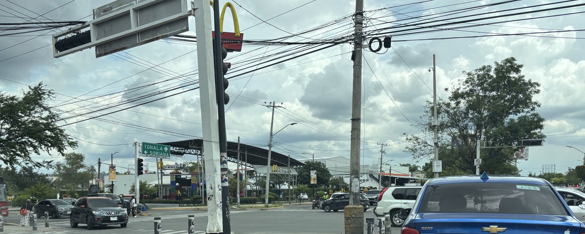 MtroCivico's tweet photo. Semáforos en el cruce Rio Nilo y Mercedes Celis sin funcionar. @Trafico_ZMG @AgenciaAMIM https://t.co/e6o2chZXr0